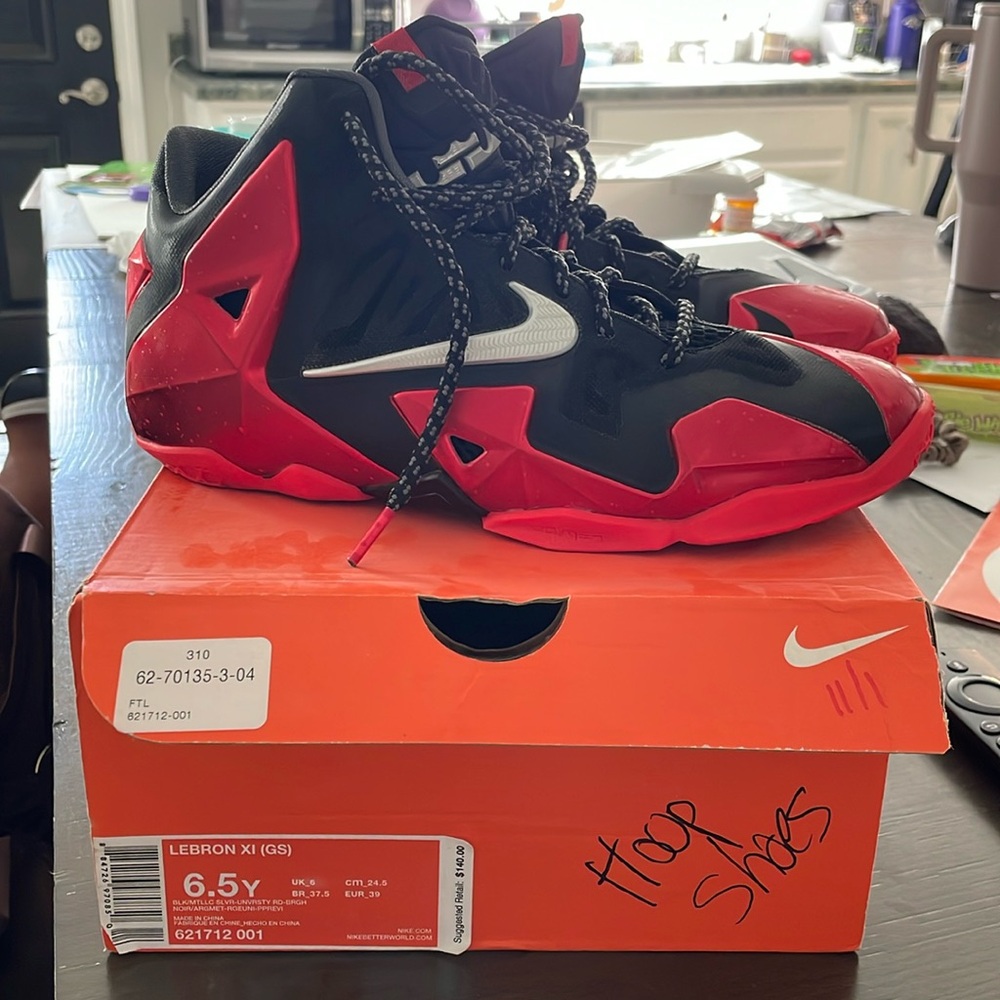 Nike Lebron XI (GS) basketball shoes *used*